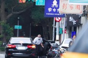 台湾台当局这个单位的公车，给了狗了